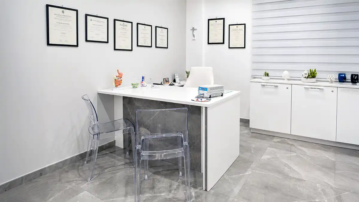 Area consulenza con scrivania nello studio nutrizionistico di Casoria